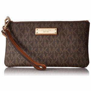 MICHAEL Michael Kors Wristlet😍
